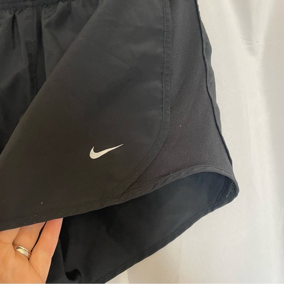 NIKE Girl’s Black Running Shorts Inner Liner Size XL - Picture 3 of 9